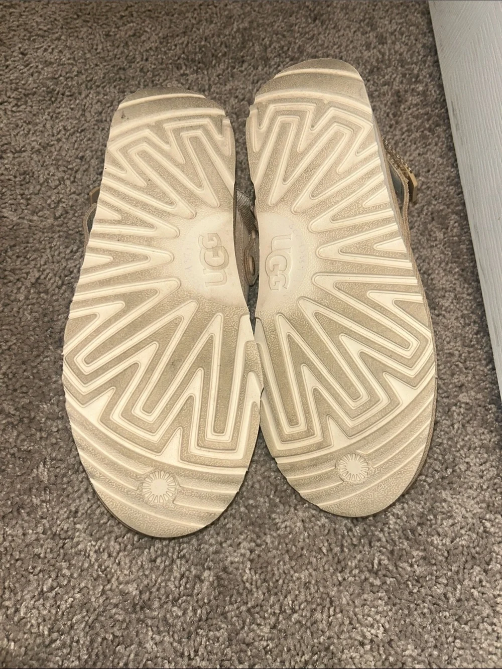 UGG® Goldenstar Clog - Big Kid Size 6, (women’s size 8)